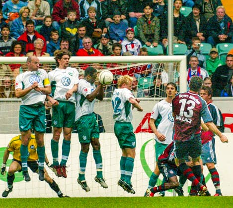 Aus 1. Bundesliga Saison 2002 03 VfL Wolfsburg - Bayern München 0:2 am 26.04,2003. Im Foto: Freistoß durch Bayern Spieler Michael Ballack - WOB Spieler v.li.: Stefan Schnoor Patrick Weiser Pablo Thiam Roy Präger und Marino Biliskov