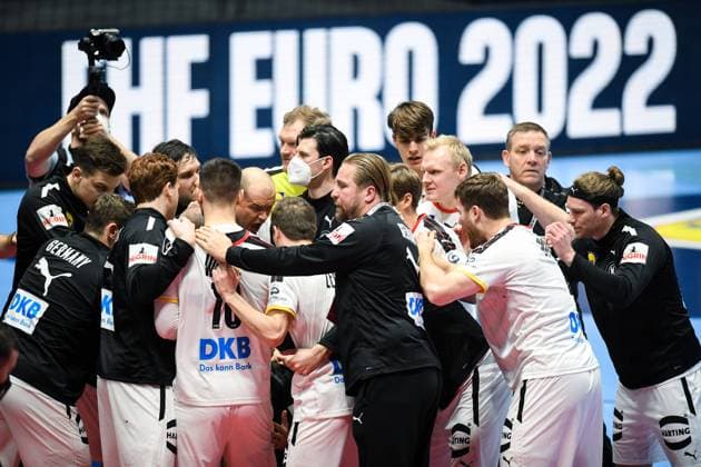 Sport Themen der Woche KW03 Sport Bilder des Tages Christoph STEINERT (44), Simon ERNST (40), Julian KÖSTER (18), Patrick WIENCEK (07) and Alfred GISLASON (coach) during the handball match Germany vs Spain, Men™s EHF EURO 2022 Hungary, Slovakia, Bratislava, 20.01.2021,  Copyright: x x