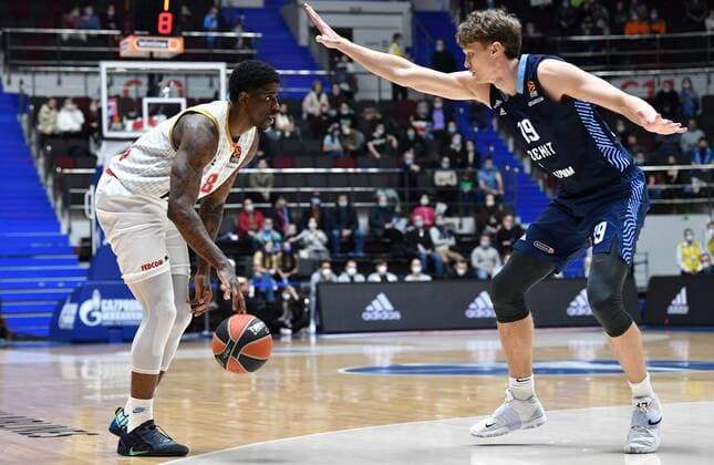 Russia Basketball Euroleague Zenit - Monaco 6745717 20.01.2022 Monaco s Dwayne Bacon prepares to throw the ball against Zenit s Mindaugas Kuzminskas during the Euroleague basketball match between Zenit St. Petersburg and Monaco, in St. Petersburg, Russia. Alexander Galperin Sputnik St. Petersburg Russia  Copyright: xAlexanderxGalperinx