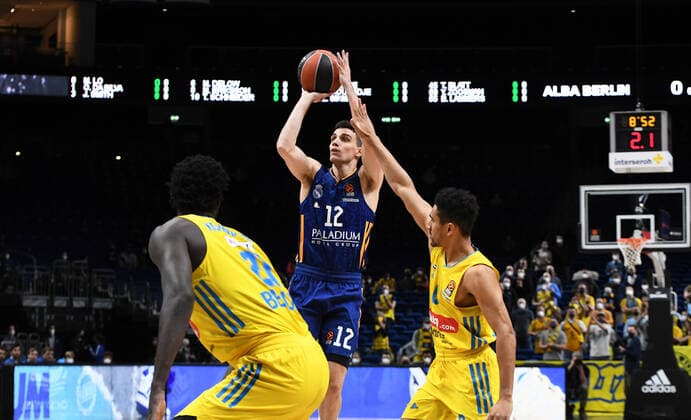 Basketball, men, season 2021 2022, Turkish Airlines EuroLeague 22 matchday , Alba Berlin Real Madrid, v l Christ Koumadje Alba Berlin , Carlos Alocen Real Madrid , Maodo Lo Alba Berlin , 20 01 2022, Copyright: xSebastianxRäppold MatthiasxKochx
