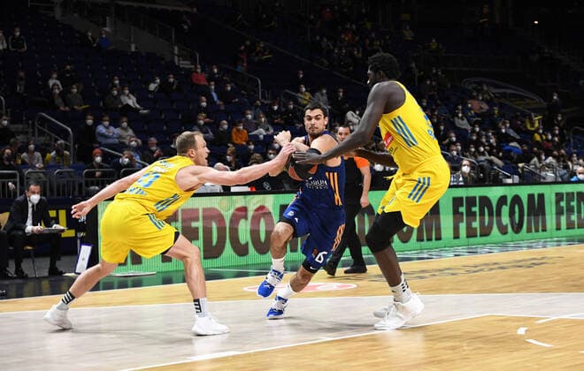 Basketball, men, season 2021 2022, Turkish Airlines EuroLeague 22 matchday , Alba Berlin Real Madrid, v l Luke Sikma Alba Berlin , Alberto Abalde Real Madrid , Christ Koumadje Alba Berlin , 20 01 2022, Copyright: xSebastianxRäppold MatthiasxKochx