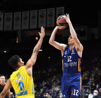 Basketball, men, season 2021 2022, Turkish Airlines EuroLeague 22 matchday , Alba Berlin Real Madrid, v l Maodo Lo Alba Berlin , Carlos Alocen Real Madrid , 20 01 2022, Copyright: xSebastianxRäppold MatthiasxKochx