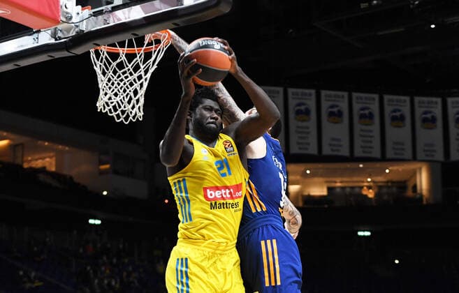 Basketball, men, season 2021 2022, Turkish Airlines EuroLeague 22 matchday , Alba Berlin Real Madrid, v l Christ Koumadje Alba Berlin , Vincent Poirier Real Madrid , 20 01 2022, Copyright: xSebastianxRäppold MatthiasxKochx