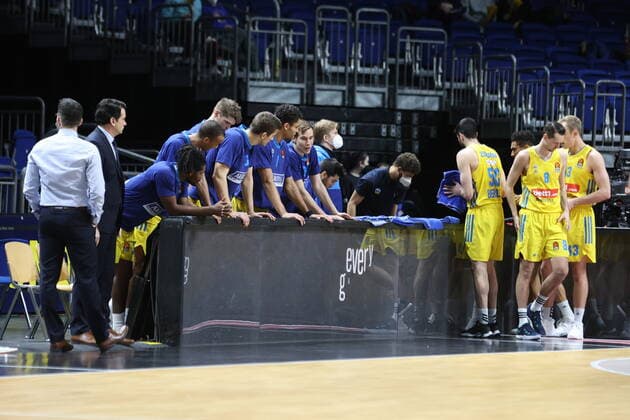 DEU, EuroLaegue, ALBA vs Real Madrid, 20 01 2022, Mercedes Benz Arena, Berlin, DEU, EuroLaegue, ALBA vs Real Madrid, in picture head coach Israel Gonzalez ALBA Berlin , ALBA players bench nordphotoxGmbHx xEngler nph00076