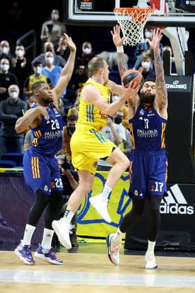 DEU, EuroLaegue, ALBA vs Real Madrid, 20 01 2022, Mercedes Benz Arena, Berlin, DEU, EuroLaegue, ALBA vs Real Madrid, in picture Luke Sikma ALBA Berlin 43 , Guerschon Yabusele Real Madrid 28 , Vincent Poirier Real Madrid 17 nordphotoxGmbHx xEngler nph00076