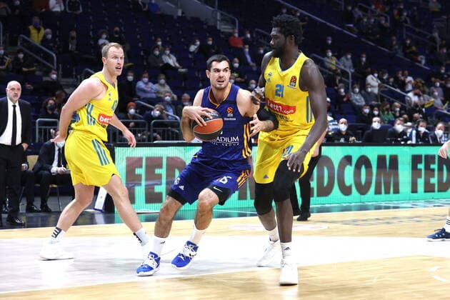 DEU, EuroLaegue, ALBA vs Real Madrid, 20 01 2022, Mercedes Benz Arena, Berlin, DEU, EuroLaegue, ALBA vs Real Madrid, in picture Luke Sikma ALBA Berlin 43 , Christ Koumadje ALBA Berlin 21 , Alberto Abalde Diaz Real Madrid 6 nordphotoxGmbHx xEngler nph00076