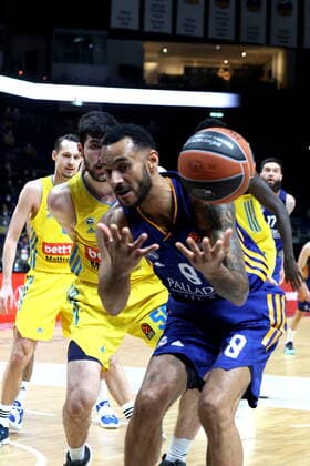 DEU, EuroLaegue, ALBA vs Real Madrid, 20 01 2022, Mercedes Benz Arena, Berlin, DEU, EuroLaegue, ALBA vs Real Madrid, in picture Yovel Zoosman ALBA Berlin 50 , Adam Hanga Real Madrid 8 nordphotoxGmbHx xEngler nph00076