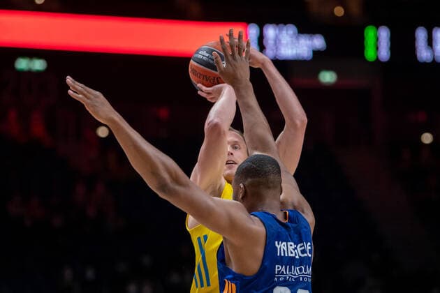 Basketball Berlin 20 01 2022 Euroleague Regular Season 2021 2022 Alba Berlin Real Madrid Luke Sikma Alba Berlin, No 43 Guerschon Yabusele Real Madrid, No 28