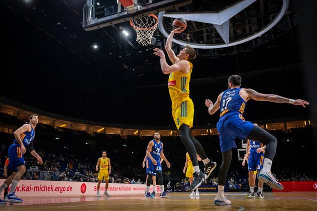 Basketball Berlin 20 01 2022 2021 2022 Euroleague Regular Season Alba Berlin Real Madrid Ben Lammers Alba Berlin, No 55 Vincent Poirier Real Madrid, No 17