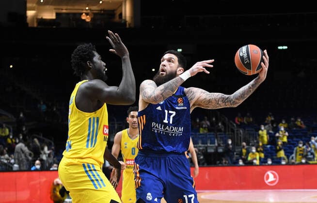 Basketball, men, season 2021 2022, Turkish Airlines EuroLeague 22 matchday , Alba Berlin Real Madrid, v l Christ Koumadje Alba Berlin , Vincent Poirier Real Madrid , 20 01 2022, Copyright: xSebastianxRäppold MatthiasxKochx