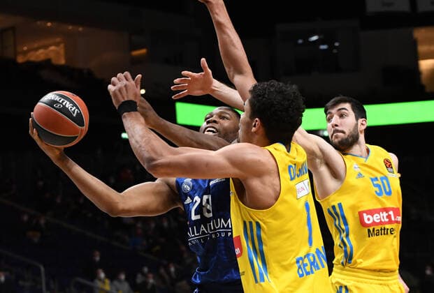 Basketball, men, season 2021 2022, Turkish Airlines EuroLeague 22 matchday , Alba Berlin Real Madrid, v l Guerschon Yabusele Real Madrid , Oscar da Silva Alba Berlin , Yovel Zoosman Alba Berlin , 20 01 2022, Copyright: xSebastianxRäppold MatthiasxKochx