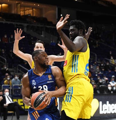 Basketball, men, season 2021 2022, Turkish Airlines EuroLeague 22 matchday , Alba Berlin Real Madrid, v l Guerschon Yabusele Real Madrid , Christ Koumadje Alba Berlin , back Marcus Eriksson Alba Berlin , 20 01 2022, Copyright: xSebastianxRäppold MatthiasxKochx