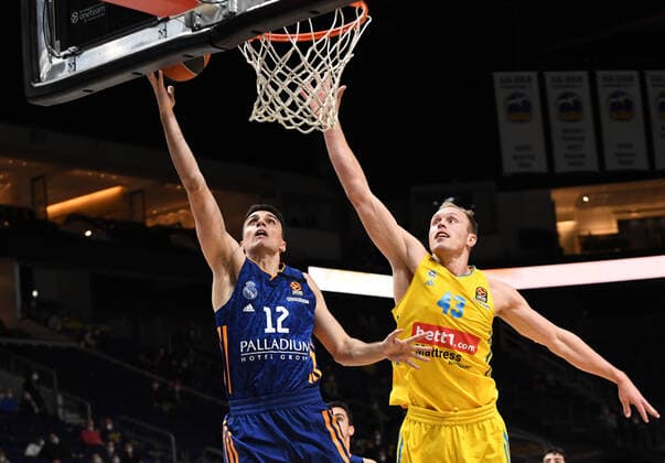 Basketball, men, season 2021 2022, Turkish Airlines EuroLeague 22 matchday , Alba Berlin Real Madrid, v l Carlos Alocen Real Madrid , Luke Sikma Alba Berlin , 20 01 2022, Copyright: xSebastianxRäppold MatthiasxKochx
