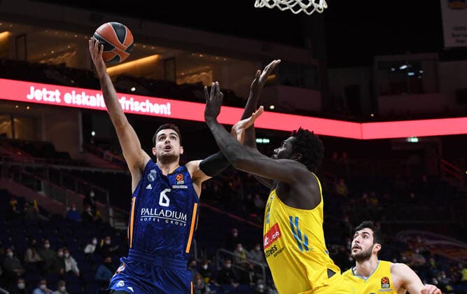 Basketball, men, season 2021 2022, Turkish Airlines EuroLeague 22 matchday , Alba Berlin Real Madrid, v l Alberto Abalde Real Madrid , Christ Koumadje Alba Berlin , Yovel Zoosman Alba Berlin , 20 01 2022, Copyright: xSebastianxRäppold MatthiasxKochx