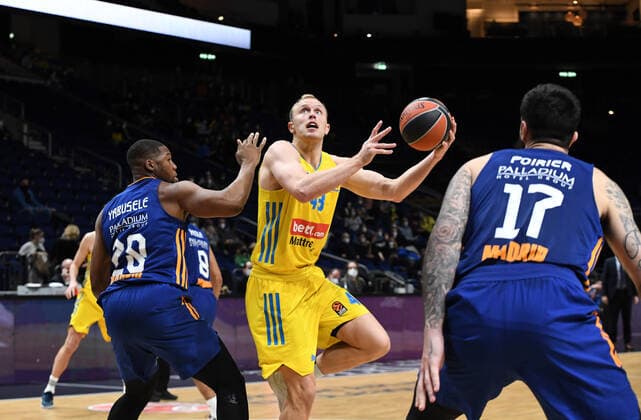 Basketball, men, season 2021 2022, Turkish Airlines EuroLeague 22 matchday , Alba Berlin Real Madrid, v l Guerschon Yabusele Real Madrid , Luke Sikma Alba Berlin , Vincent Poirier Real Madrid , 20 01 2022, Copyright: xSebastianxRäppold MatthiasxKochx