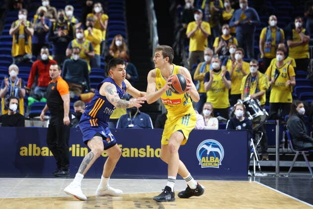 DEU, EuroLaegue, ALBA vs Real Madrid, 20 01 2022, Mercedes Benz Arena, Berlin, DEU, EuroLaegue, ALBA vs Real Madrid, in picture Tim Schneider ALBA Berlin 10 , Gabriel Deck Real Madrid 14 nordphotoxGmbHx xEngler nph00076