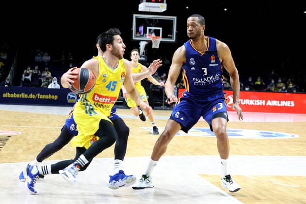 DEU, EuroLaegue, ALBA vs Real Madrid, 20 01 2022, Mercedes Benz Arena, Berlin, DEU, EuroLaegue, ALBA vs Real Madrid, in picture Tamir Blatt ALBA Berlin 45 , Anthony Randolph Real Madrid 3 nordphotoxGmbHx xEngler nph00076