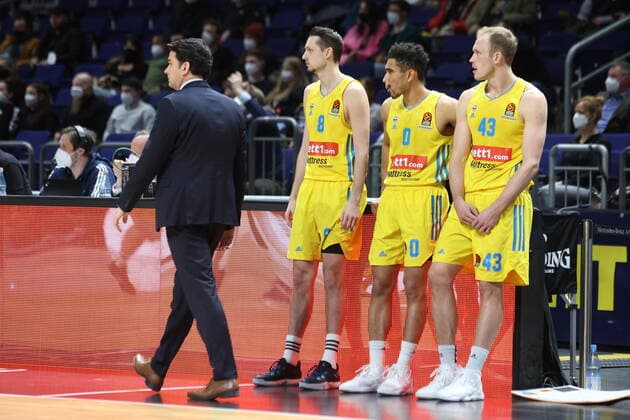 DEU, EuroLaegue, ALBA vs Real Madrid, 20 01 2022, Mercedes Benz Arena, Berlin, DEU, EuroLaegue, ALBA vs Real Madrid, in picture head coach Israel Gonzalez ALBA Berlin , Marcus Eriksson ALBA Berlin 8 , Maodo Lo ALBA Berlin 0 , Luke Sikma ALBA Berlin 43 nordphotoxGmbHx xEngler nph00076