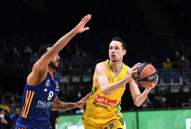 Basketball, men, season 2021 2022, Turkish Airlines EuroLeague 22 matchday , Alba Berlin Real Madrid, v l Adam Hanga Real Madrid , Marcus Eriksson Alba Berlin , 20 01 2022, Copyright: xSebastianxRäppold MatthiasxKochx