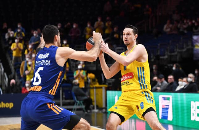 Basketball, men, season 2021 2022, Turkish Airlines EuroLeague 22 matchday , Alba Berlin Real Madrid, v l Alberto Abalde Real Madrid , Marcus Eriksson Alba Berlin , 20 01 2022, Copyright: xSebastianxRäppold MatthiasxKochx