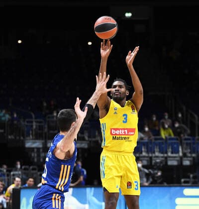 Basketball, men, season 2021 2022, Turkish Airlines EuroLeague 22 matchday , Alba Berlin Real Madrid, v l Alberto Abalde Real Madrid , Jaleen Smith Alba Berlin , 20 01 2022, Copyright: xSebastianxRäppold MatthiasxKochx