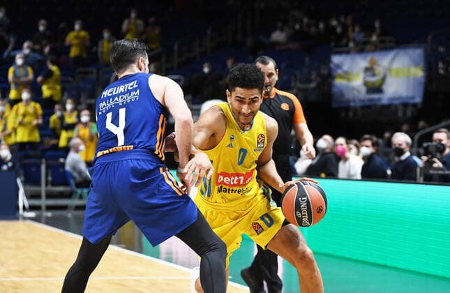 Basketball, men, season 2021 2022, Turkish Airlines EuroLeague 22 matchday , Alba Berlin Real Madrid, v l Thomas Heurtel Real Madrid , Maodo Lo Alba Berlin , 20 01 2022, Copyright: xSebastianxRäppold MatthiasxKochx