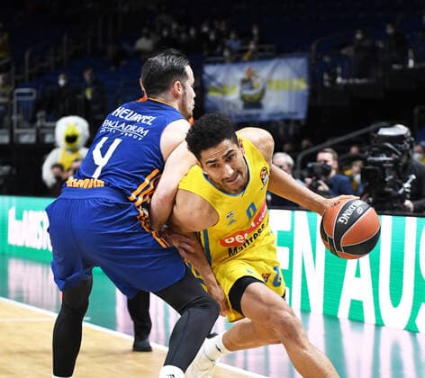 Basketball, men, season 2021 2022, Turkish Airlines EuroLeague 22 matchday , Alba Berlin Real Madrid, v l Thomas Heurtel Real Madrid , Maodo Lo Alba Berlin , 20 01 2022, Copyright: xSebastianxRäppold MatthiasxKochx