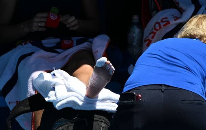 Mandatory Credit: Photo by James Gourley Shutterstock (12765086ag) Nuria Parrizas Diaz receives treatment on her foot Australian Open, Day Five, Tennis, Melbourne Park, Melbourne, Australia - 21 Jan 2022 Australian Open, Day Five, Tennis, Melbourne Park, Melbourne, Australia - 21 Jan 2022 Copyright: xJamesxGourley Shutterstockx 12765086ag