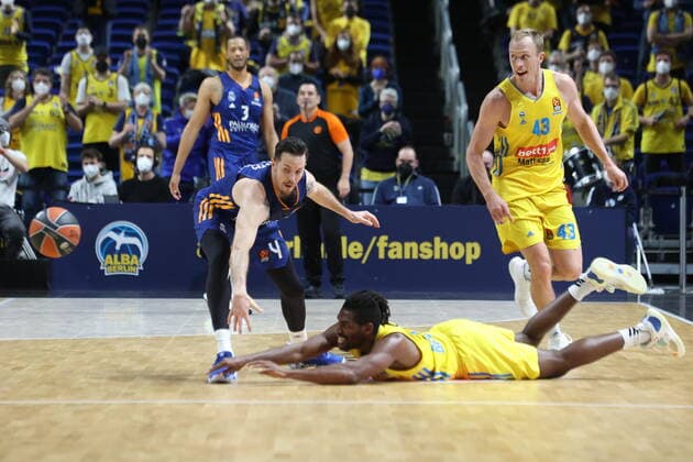DEU, EuroLaegue, ALBA vs Real Madrid, 20 01 2022, Mercedes Benz Arena, Berlin, DEU, EuroLaegue, ALBA vs Real Madrid, in picture Jaleen Smith ALBA Berlin 3 , Luke Sikma ALBA Berlin 43 , Thomas Heurtel Real Madrid 4 nordphotoxGmbHx xEngler nph00076