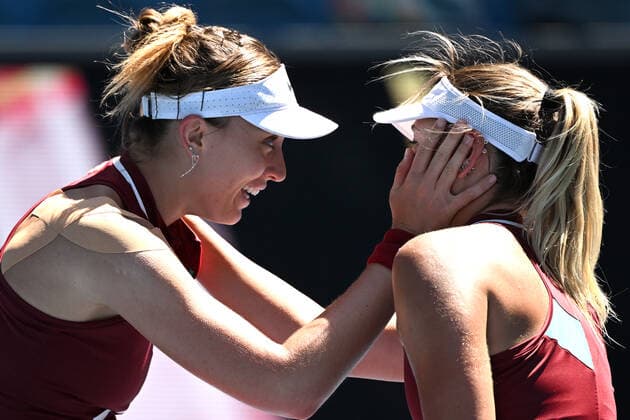TENNIS AUSTRALIAN OPEN, Paula Badosa of Spain (left) gestures to Marta Kostyuk of Ukraine following their third round Women?s singles match against on Day 5 of the Australian Open, at Melbourne Park, in Melbourne, Friday, January 21, 2022. ( NO ARCHIVING, EDITORIAL USE ONLY, NO USE IN BOOKS WITHOUT CONSENT MELBOURNE VIC AUSTRALIA  Copyright: xDEANxLEWINSx 20220121001615391883