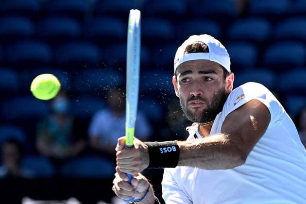 TENNIS AUSTRALIAN OPEN, Matteo Berrettini of Italy during his third round Men?s singles match against Carlos Acaraz of Spain on Day 5 of the Australian Open, at Melbourne Park, in Melbourne, Friday, January 21, 2022. ( NO ARCHIVING, EDITORIAL USE ONLY, NO USE IN BOOKS WITHOUT CONSENT MELBOURNE VIC AUSTRALIA  Copyright: xDAVExHUNTx 20220121001615397797