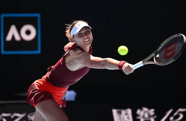 Mandatory Credit: Photo by James Gourley Shutterstock (12765086cl) Paula Badosa during her third round match Australian Open, Day Five, Tennis, Melbourne Park, Melbourne, Australia - 21 Jan 2022 Australian Open, Day Five, Tennis, Melbourne Park, Melbourne, Australia - 21 Jan 2022 Copyright: xJamesxGourley Shutterstockx 12765086cl