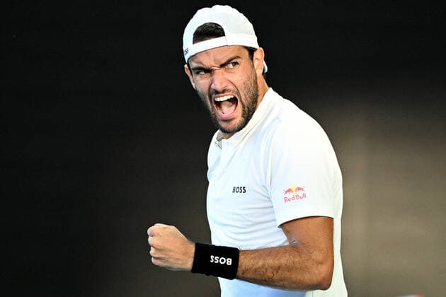 TENNIS AUSTRALIAN OPEN, Matteo Berrettini of Italy reacts during his third round Men?s singles match against Carlos Acaraz of Spain on Day 5 of the Australian Open, at Melbourne Park, in Melbourne, Friday, January 21, 2022. ( NO ARCHIVING, EDITORIAL USE ONLY, NO USE IN BOOKS WITHOUT CONSENT MELBOURNE VIC AUSTRALIA  Copyright: xDAVExHUNTx 20220121001615413600