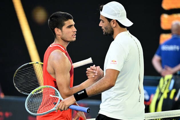 TENNIS AUSTRALIAN OPEN, Matteo Berrettini of Italy (right) shakes hands with Carlos Acaraz of Spain following their third round Men?s singles match on Day 5 of the Australian Open, at Melbourne Park, in Melbourne, Friday, January 21, 2022. ( NO ARCHIVING, EDITORIAL USE ONLY, NO USE IN BOOKS WITHOUT CONSENT MELBOURNE VIC AUSTRALIA  Copyright: xDAVExHUNTx 20220121001615415876