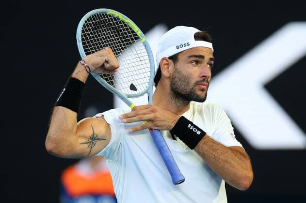 Mandatory Credit: Photo by Ella Ling Shutterstock (12765070cf) Matteo Berrettini flexes his muscles in his third round match Australian Open, Day Five, Tennis, Melbourne Park, Melbourne, Australia - 21 Jan 2022 Australian Open, Day Five, Tennis, Melbourne Park, Melbourne, Australia - 21 Jan 2022 Copyright: xEllaxLing Shutterstockx 12765070cf
