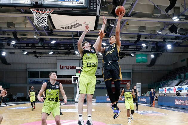 18 Matchday of the easyCredit BBL Basketball Bundesliga at Oberfrankenhalle in Bayreuth Season 2021 2022 Medi Bayreuth vs. Basketball Löwen Braunschweig Kay Bruhnke Medi Bayreuth 9 left Nicholas Tischler Basketball Löwen Braunschweig 3 right
