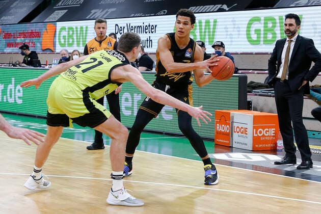 18 Matchday of the easyCredit BBL Basketball Bundesliga at Oberfrankenhalle in Bayreuth Season 2021 2022 Medi Bayreuth vs. Basketball Löwen Braunschweig Janari Jöesaar Medi Bayreuth 21 left Nicholas Tischler Basketball Löwen Braunschweig 3 right