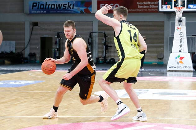 18 Matchday of the easyCredit BBL Basketball Bundesliga at Oberfrankenhalle in Bayreuth Season 2021 2022 Medi Bayreuth vs. Basketball Löwen Braunschweig Moritz Sanders Medi Bayreuth 14 right Martin Peterka Basketball Löwen Braunschweig 15 left