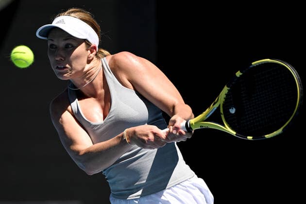 TENNIS AUSTRALIAN OPEN, Danielle Collins of the USA plays a shot during her third round match against Clara Tauson of Denmark on Day 6 of the Australian Open, at Melbourne Park, in Melbourne, Saturday, January 22, 2022. ( NO ARCHIVING, EDITORIAL USE ONLY, NO USE IN BOOKS WITHOUT CONSENT MELBOURNE VIC AUSTRALIA  Copyright: xDEANxLEWINSx 20220122001615683654
