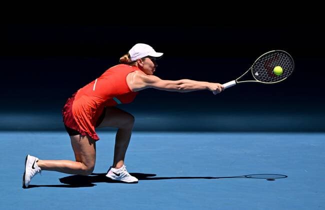 Mandatory Credit: Photo by James Gourley Shutterstock (12765088au) Simona Halep in third round action Australian Open, Day Six, Tennis, Melbourne Park, Melbourne, Australia - 22 Jan 2022 Australian Open, Day Six, Tennis, Melbourne Park, Melbourne, Australia - 22 Jan 2022 Copyright: xJamesxGourley Shutterstockx 12765088au