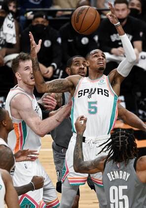 San Antonio Spurs guard Dejounte Murray (5) grabs for the rebound against Brooklyn Nets forward DeAndre Bembry (95) during an NBA, Basketball Herren, USA basketball game, in San Antonio, USA Friday, 21 January, 2022. Brooklyn Nets vs. San Antonio Spurs !ACHTUNG: NUR REDAKTIONELLE NUTZUNG!  Copyright: xDarrenxAbatex AME343 20220122-762ffd6e85cc818e3b4b9daaad7ccf7a4b9dbf97