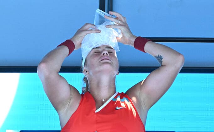 TENNIS AUSTRALIAN OPEN, Aryna Sabalenka of Belarus is seen cooling down with a bag of ice during her third round match against Marketa Vondrousova of the Czech Republic on Day 6 of the Australian Open, at Melbourne Park, in Melbourne, Saturday, January 22, 2022. ( NO ARCHIVING, EDITORIAL USE ONLY, NO USE IN BOOKS WITHOUT CONSENT MELBOURNE VIC AUSTRALIA  Copyright: xDAVExHUNTx 20220122001615758836