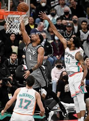 Brooklyn Nets guard Bruce Brown (1) shoots as he is defended by San Antonio Spurs forward Keita Bates-Diop (31) during an NBA, Basketball Herren, USA basketball game, Friday, 21 January, 2022. Brooklyn won 117-102. Brooklyn Nets vs. San Antonio Spurs !ACHTUNG: NUR REDAKTIONELLE NUTZUNG!  Copyright: xDarrenxAbatex AME377 20220122-01b7c9bbeafce9fa06794fac38d0907f3f1e22ca