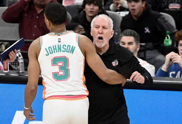 Sport Bilder des Tages San Antonio Spurs head coach Gregg Popovich, right, yells at a referee as he is held back by Spurs forward Keldon Johnson during an NBA, Basketball Herren, USA basketball game against the Brooklyn Nets, Friday, 21 January, 2022. Brooklyn won 117-102. Brooklyn Nets vs. San Antonio Spurs !ACHTUNG: NUR REDAKTIONELLE NUTZUNG!  Copyright: xDarrenxAbatex AME376 20220122-4361c17ab022bd0f981366abfc2ecb64e4897b56