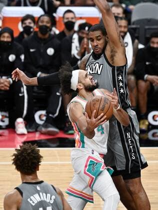 San Antonio Spurs guard Derrick White, left, collides with Brooklyn Nets forward LaMarcus Aldridge during an NBA, Basketball Herren, USA basketball game, Friday, 21 January, 2022. Brooklyn won 117-102. Brooklyn Nets vs. San Antonio Spurs !ACHTUNG: NUR REDAKTIONELLE NUTZUNG!  Copyright: xDarrenxAbatex AME384 20220122-cf1e8f92a18960332ebc2b31b30b8847b2b6cf08