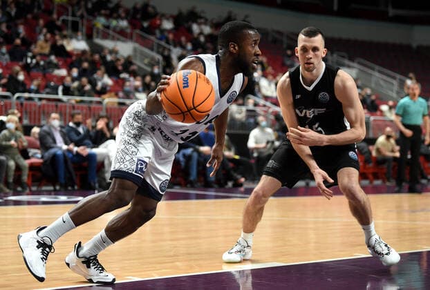 (220122) -- RIGA, Jan. 22, 2022 -- David Holston (L) of JDA Dijon Basket breaks through during the Europe Basketball Champions League Play-ins match between VEF Riga and JDA Dijon Basket in Riga, Latvia, Jan. 21, 2022. (Photo by Xinhua) (SP)LATVIA-RIGA-BASKETBALL-EUROPE CHAMPIONS LEAGUE-VEF RIGA VS JDA DIJON EdijsxPalens 