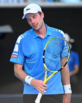 TENNIS AUSTRALIAN OPEN, Botic van de Zandschulp of the Netherlands reacts during his match against Daniil Medvedev of Russia during their third round match on Day 6 of the Australian Open, at Melbourne Park, in Melbourne, Saturday, January 22, 2022. ( NO ARCHIVING, EDITORIAL USE ONLY, NO USE IN BOOKS WITHOUT CONSENT MELBOURNE VIC AUSTRALIA  Copyright: xDAVExHUNTx 20220122001615811479