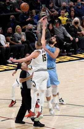 Denver Nuggets center Nikola Jokic (L) goes up for the jump ball against Memphis Grizzlies center Steven Adams (R) during the fourth quarter of the NBA, Basketball Herren, USA match held between the Memphis Grizzlies at the Ball Arena in Denver, CO, USA, 21 January 2022. Memphis Grizzlies defeated the Denver Nuggets, 122-118. Memphis Grizzlies at Denver Nuggets !ACHTUNG: NUR REDAKTIONELLE NUTZUNG!  Copyright: xToddxPiersonx USA4637 20220122-7fa4316e8152a009e7999a493e14c499f2b5940a