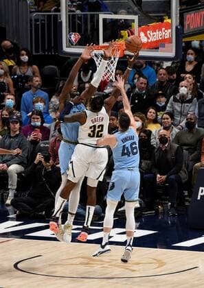 Denver Nuggets forward Jeff Green (C) goes in for a basket against Memphis Grizzlies forward Jaren Jackson Jr. (L) and Memphis Grizzlies guard John Konchar (R) during the fourth quarter of the NBA, Basketball Herren, USA match held between the Memphis Grizzlies at the Ball Arena in Denver, CO, USA, 21 January 2022. Memphis Grizzlies defeated the Denver Nuggets, 122-118. Memphis Grizzlies at Denver Nuggets !ACHTUNG: NUR REDAKTIONELLE NUTZUNG!  Copyright: xToddxPiersonx USA4633 20220122-0dd799f63a27339fb338e68ce586ede6013b0fb5