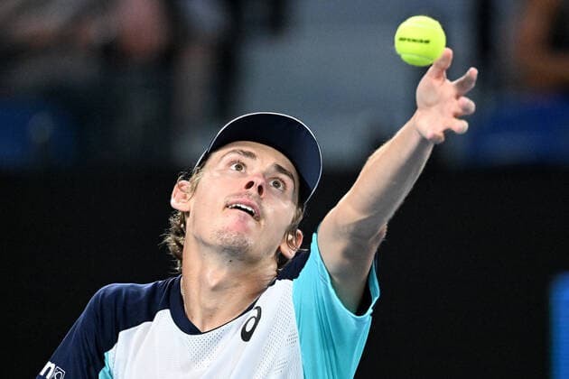 TENNIS AUSTRALIAN OPEN, Alex de Minaur of Australia in action serving during his third round match against Pablo Andujar of Spain on Day 6 of the Australian Open, at Melbourne Park, in Melbourne, Saturday, January 22, 2022. ( NO ARCHIVING, EDITORIAL USE ONLY, NO USE IN BOOKS WITHOUT CONSENT MELBOURNE VIC AUSTRALIA  Copyright: xDAVExHUNTx 20220122001615829802